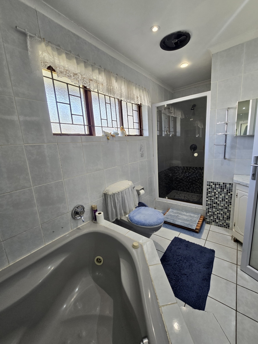 4 Bedroom Property for Sale in Loerie Park Western Cape